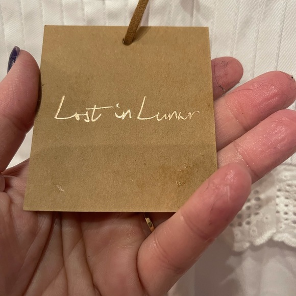 PRICE DROP⬇️⬇️⬇️Beautiful white blouse. Fully lined and exquisite - Picture 8 of 8